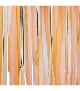 Hintergrundvorhang aus Papierschlangen in Pastellfarben