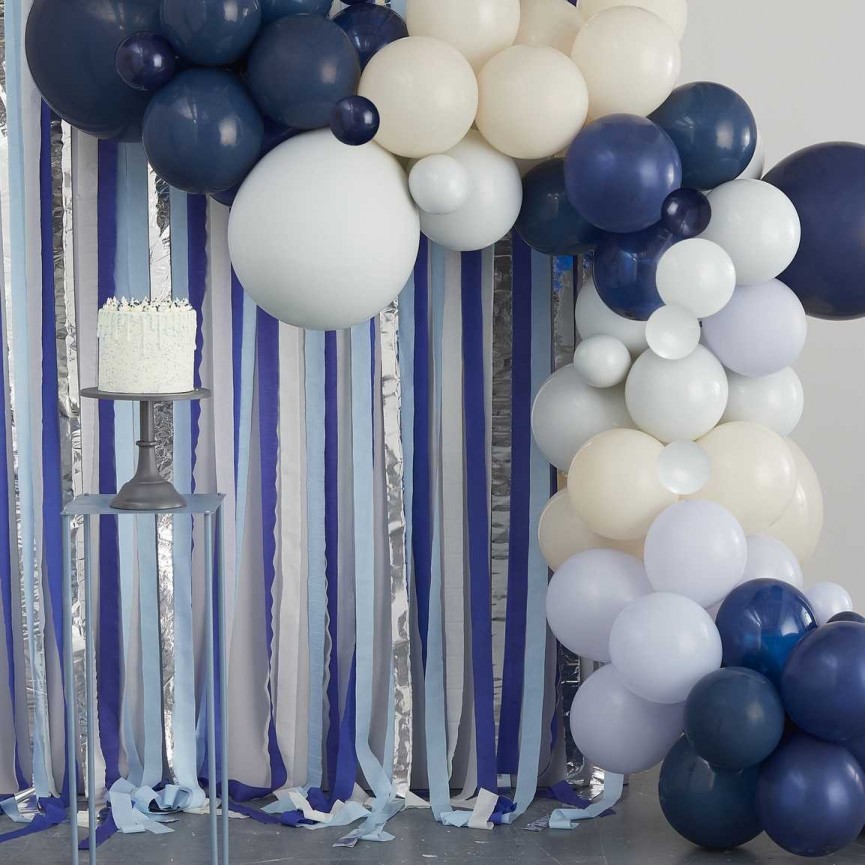 Luftschlangen & Luftballonbogen-Hintergrund in Blau, Creme und Silber