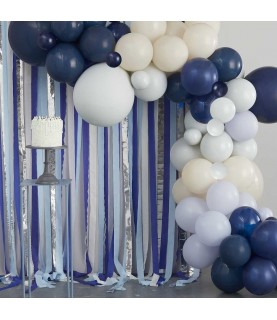 Luftschlangen & Luftballonbogen-Hintergrund in Blau, Creme und Silber